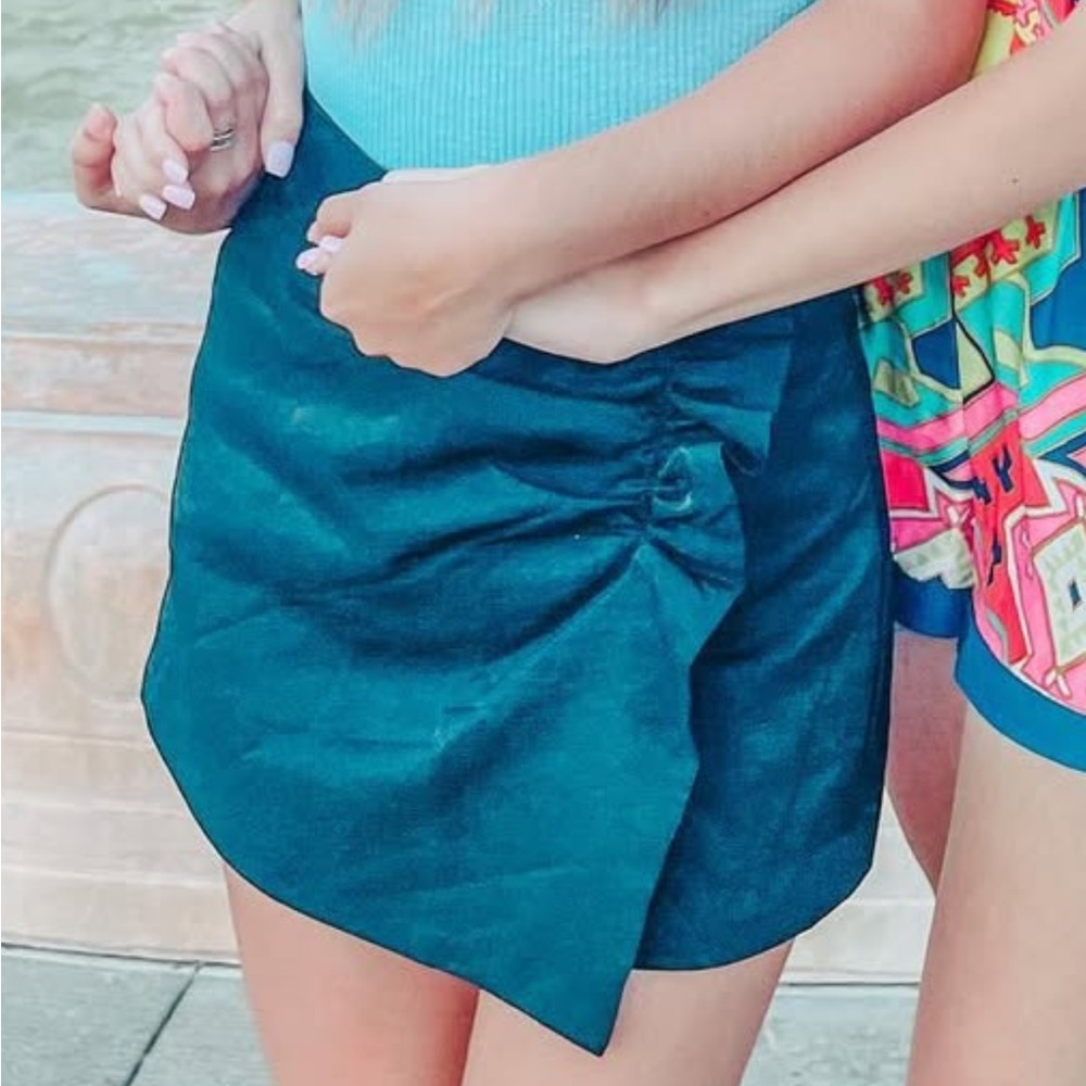 DO+BE black skort fits like M